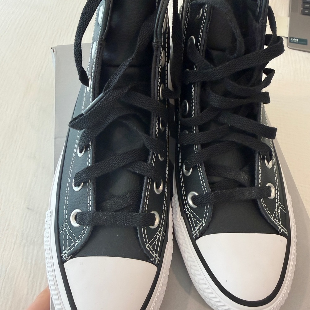 Converse Chuck Taylor (Leather) - NWT - Picture 2 of 4